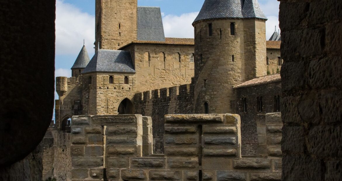 La Cité de Carcasonne: le Château Comtal et ses remparts