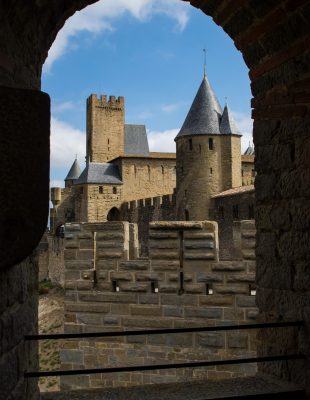 La Cité de Carcasonne: le Château Comtal et ses remparts